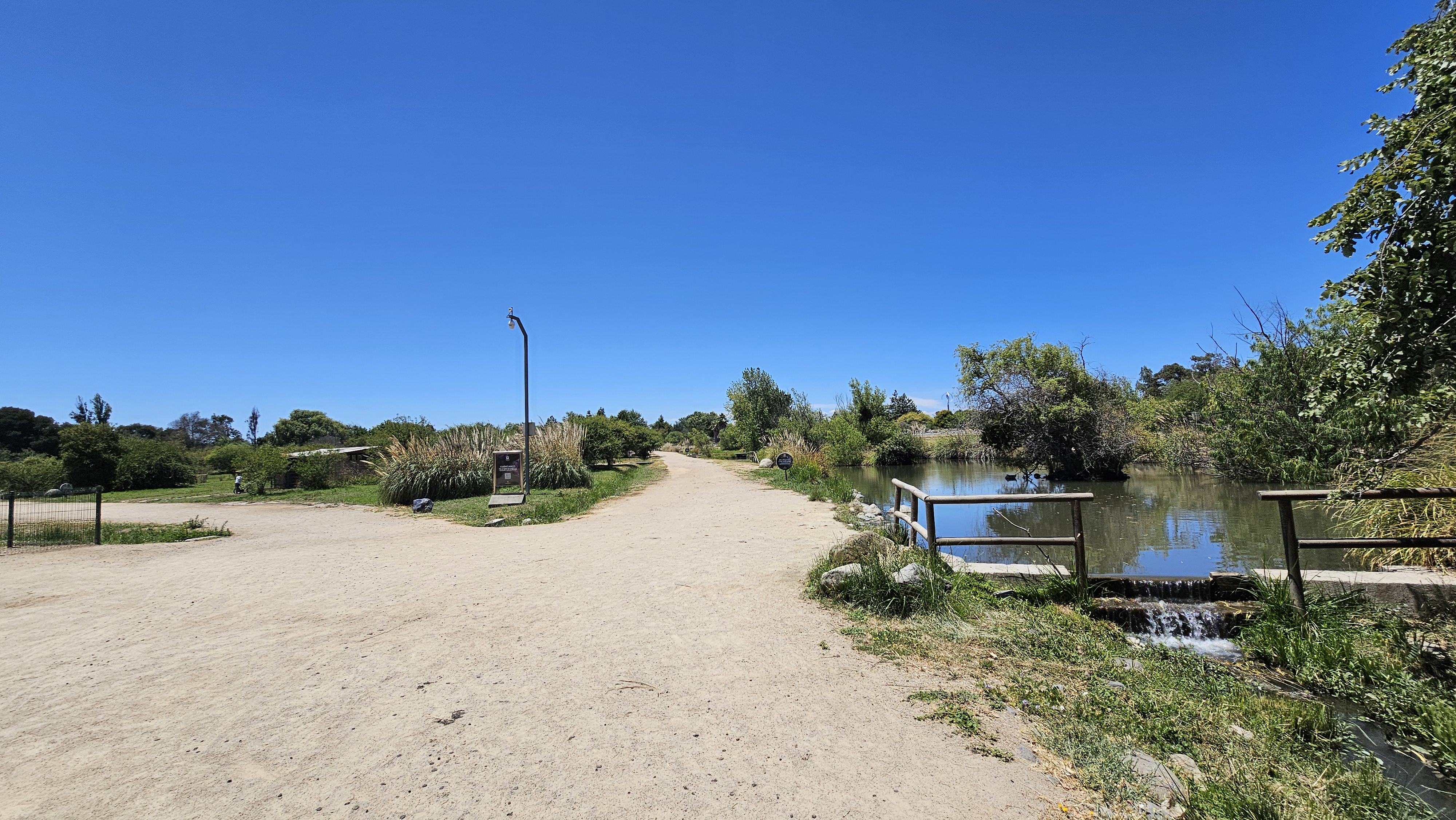 Fotografía del sendero que se encuentra al costado del lago, es plano y de tierra.